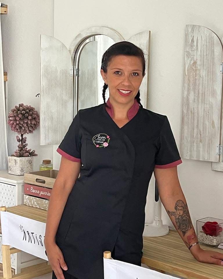 Emilie Malli, fondatrice de Jem Bien Être et Compagnie, en tenue professionnelle