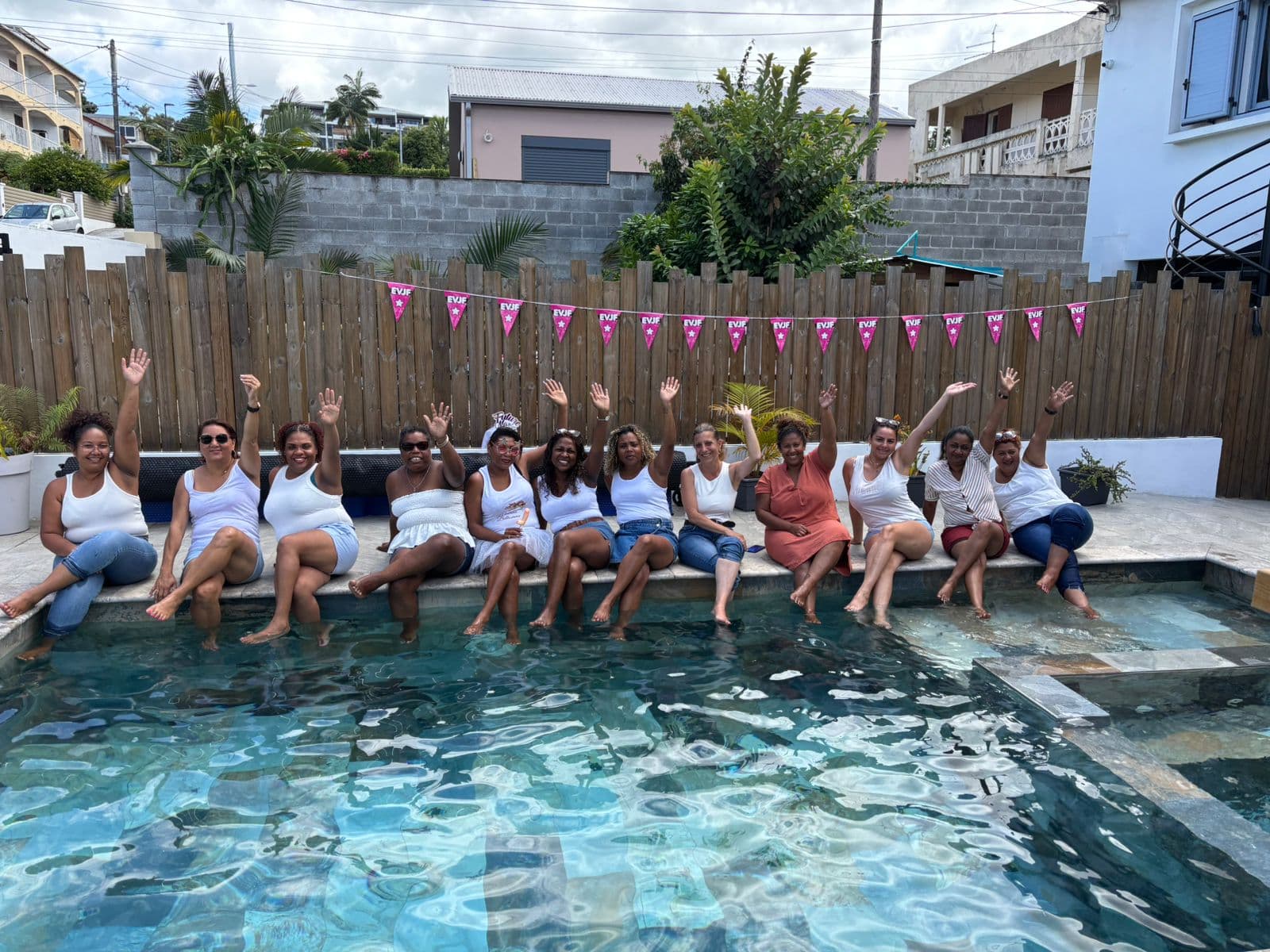 Groupe d'une douzaine de femmes souriantes à la piscine