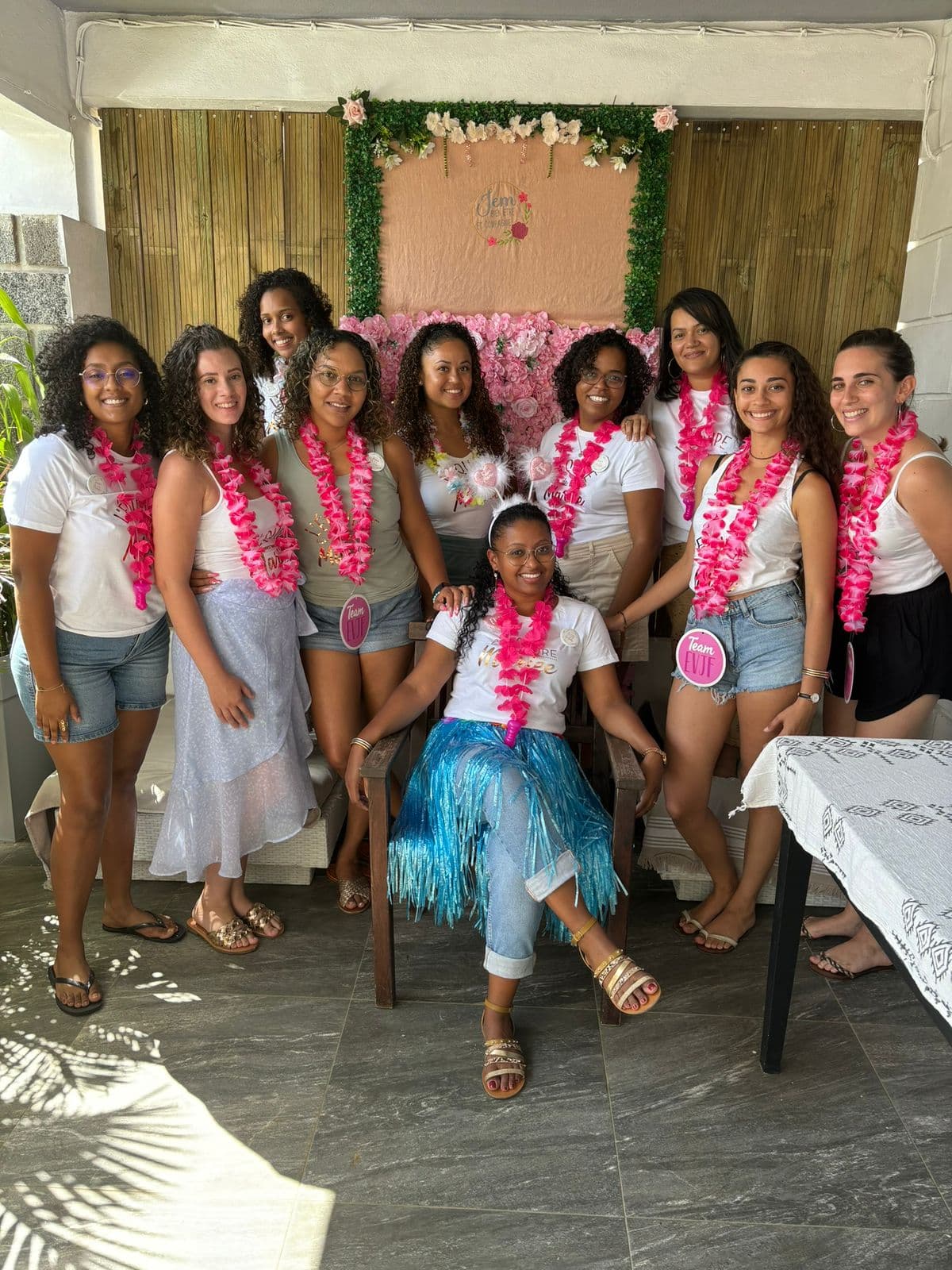 Photo de groupe d'un EVJF avec t-shirts Jem Bien Être