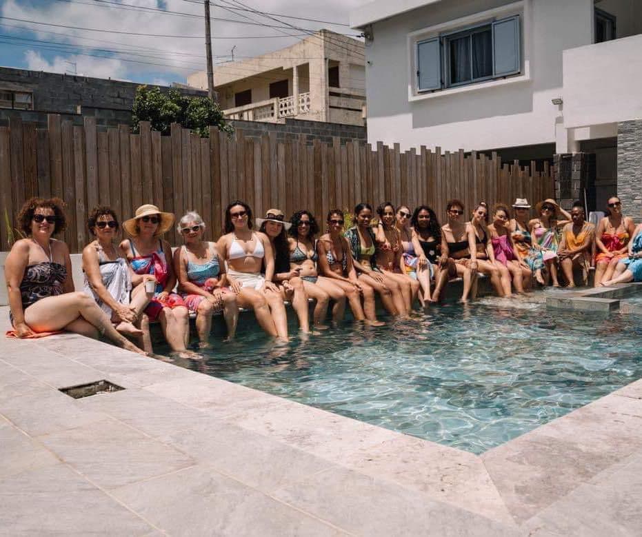 Groupe lors d'une journée bien-être au bord de la piscine