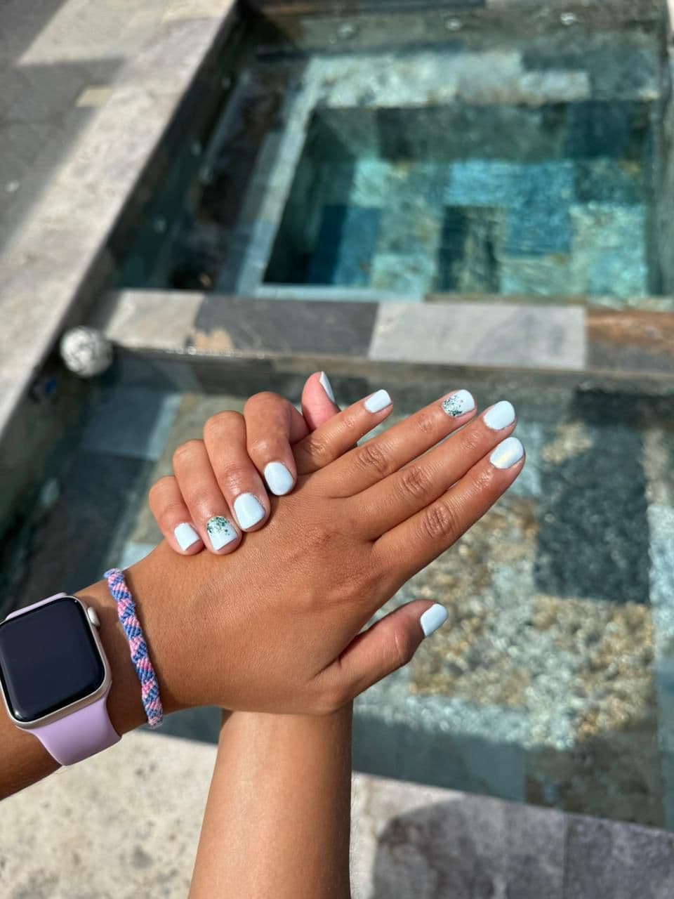 Manucure vernis bleu avec paillettes